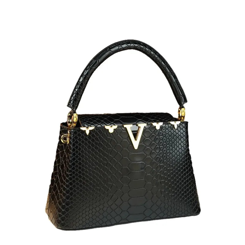 fashionable and versatile handbag with a high-end feel. It's a niche bag for middle-aged moms to carry diagonally