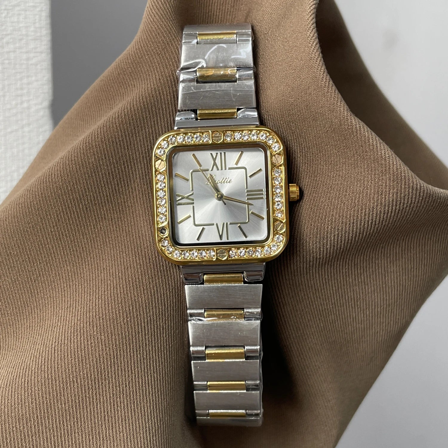 Luxury watch for women 2026 new style fashion high quality female design watch high value silver quartz pointer watch gift