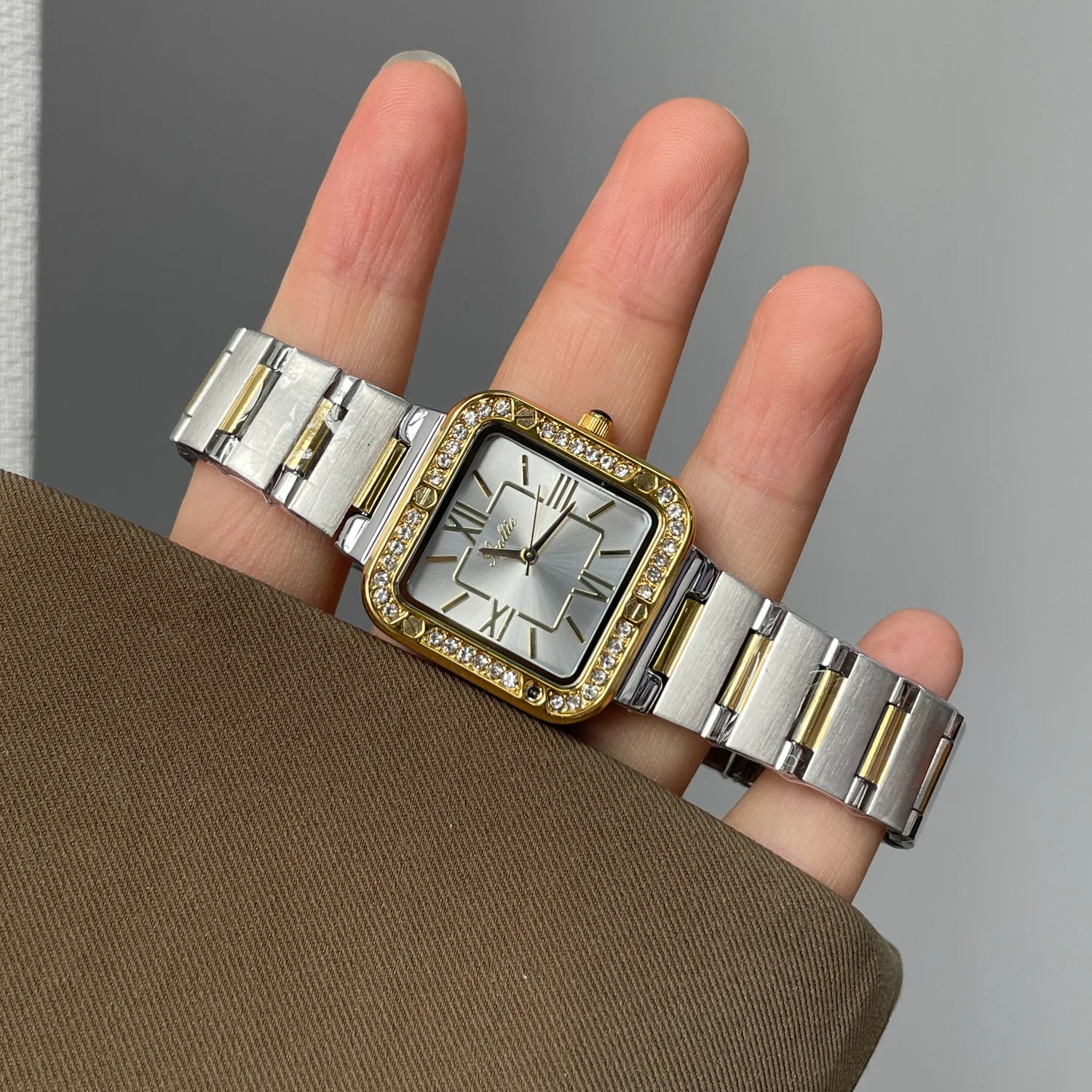 Luxury watch for women 2026 new style fashion high quality female design watch high value silver quartz pointer watch gift