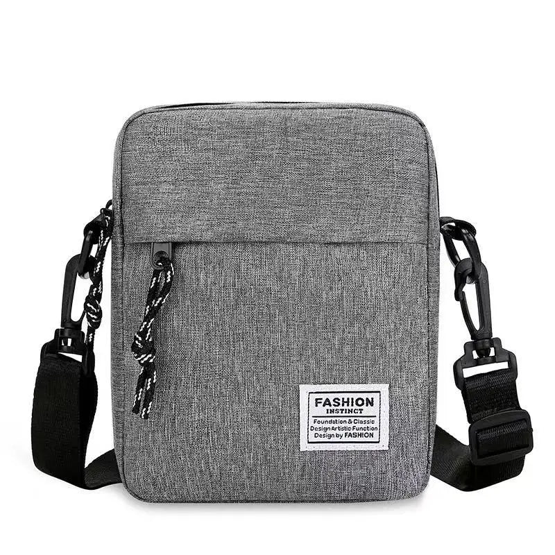 Men's bag, available in single shoulder or cross-body design, suitable for daily use during school. Made of nylon material.