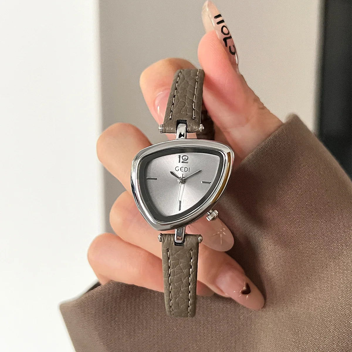 Luxury Design: Unusual Watch with Triangular Fashion and Sophisticated Style Fashionable Quartz Stainless Steel Watch Gift