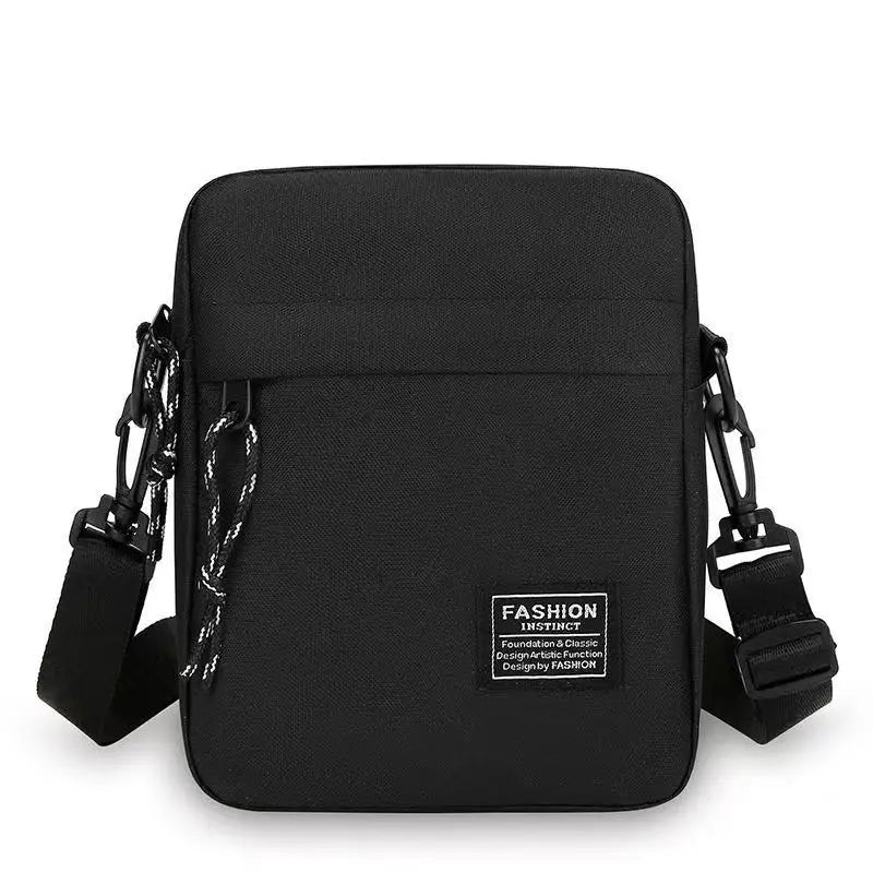 Men's bag, available in single shoulder or cross-body design, suitable for daily use during school. Made of nylon material.
