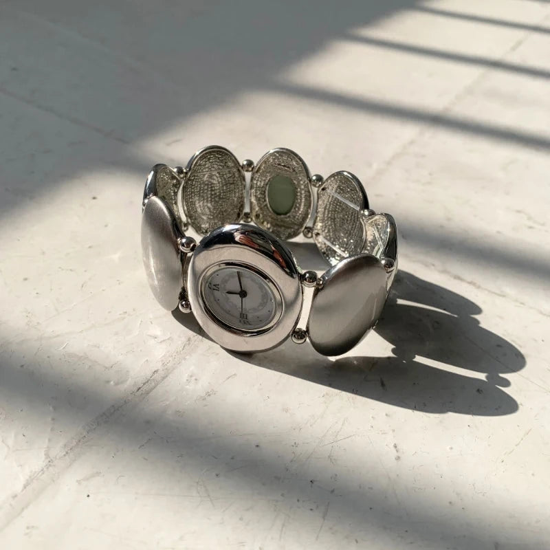 Luxury Design: Unusual Watch with Triangular Fashion and Sophisticated Style Fashionable Quartz Stainless Steel Watch Gift