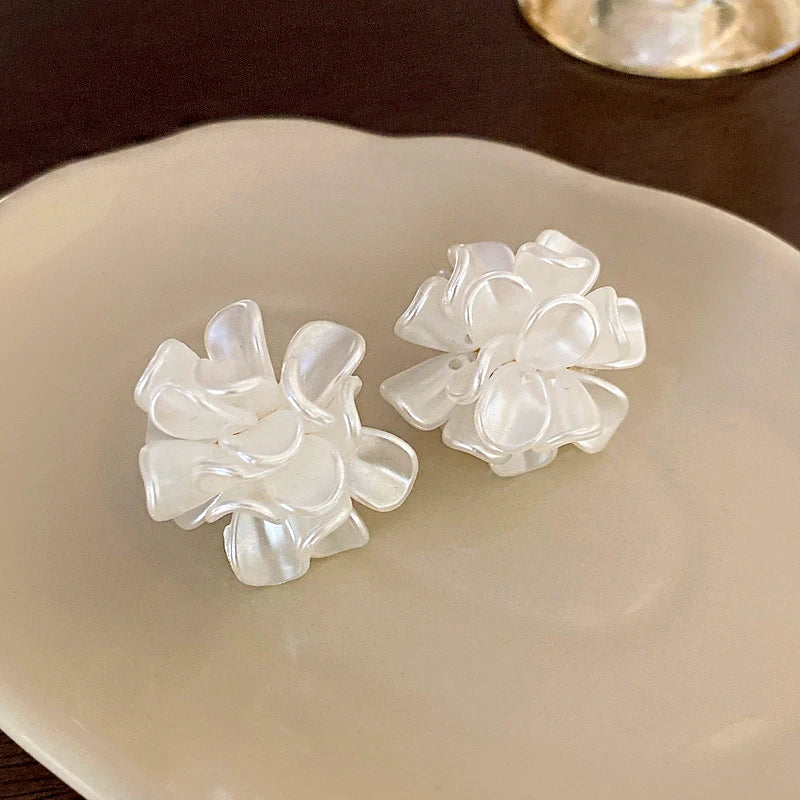White Acrylic Flocking Three-dimensional Flowers Stud Earrings for Women Sweet Floral Girl Earring Versatile Fashion Ear Jewelry