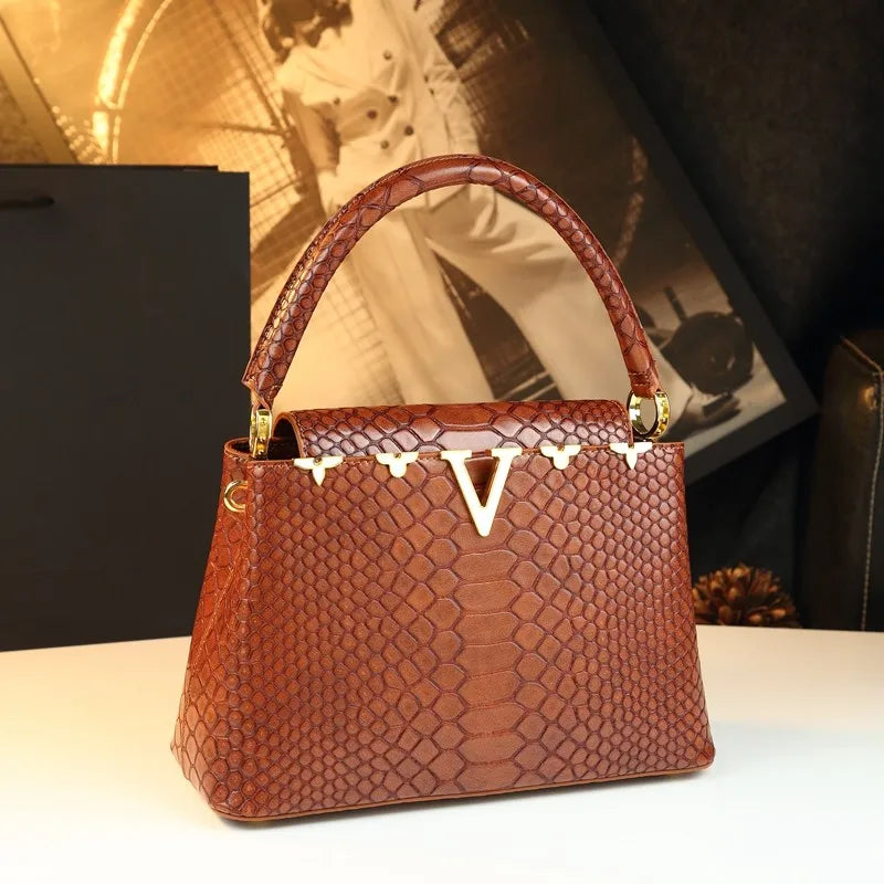 fashionable and versatile handbag with a high-end feel. It's a niche bag for middle-aged moms to carry diagonally