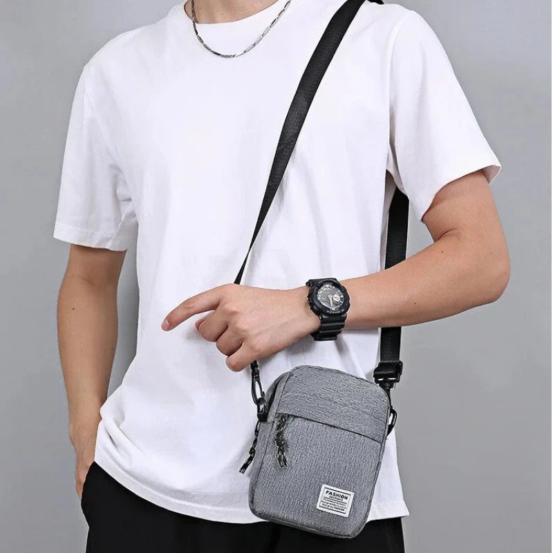 Men's bag, available in single shoulder or cross-body design, suitable for daily use during school. Made of nylon material.