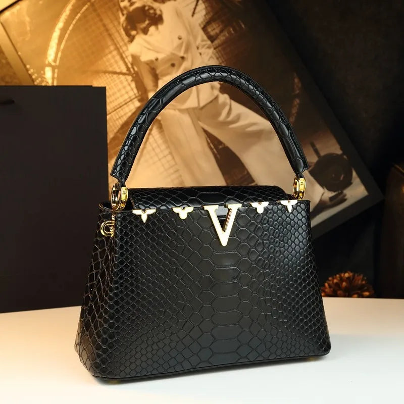 fashionable and versatile handbag with a high-end feel. It's a niche bag for middle-aged moms to carry diagonally