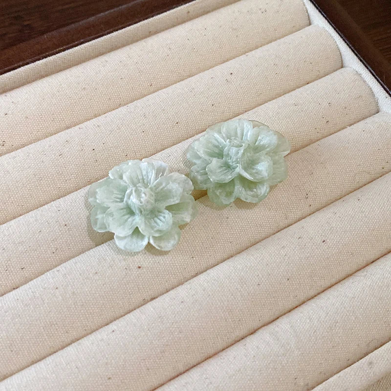 White Acrylic Flocking Three-dimensional Flowers Stud Earrings for Women Sweet Floral Girl Earring Versatile Fashion Ear Jewelry