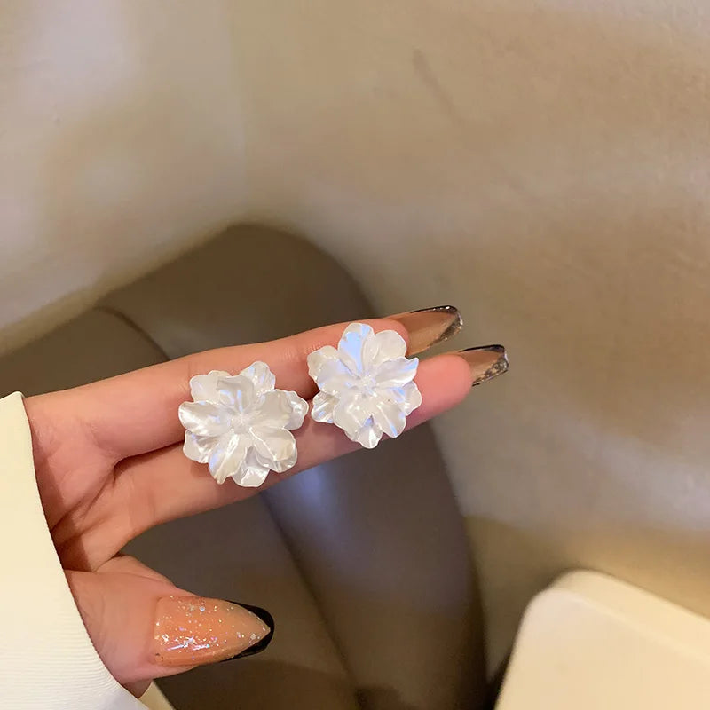 White Acrylic Flocking Three-dimensional Flowers Stud Earrings for Women Sweet Floral Girl Earring Versatile Fashion Ear Jewelry