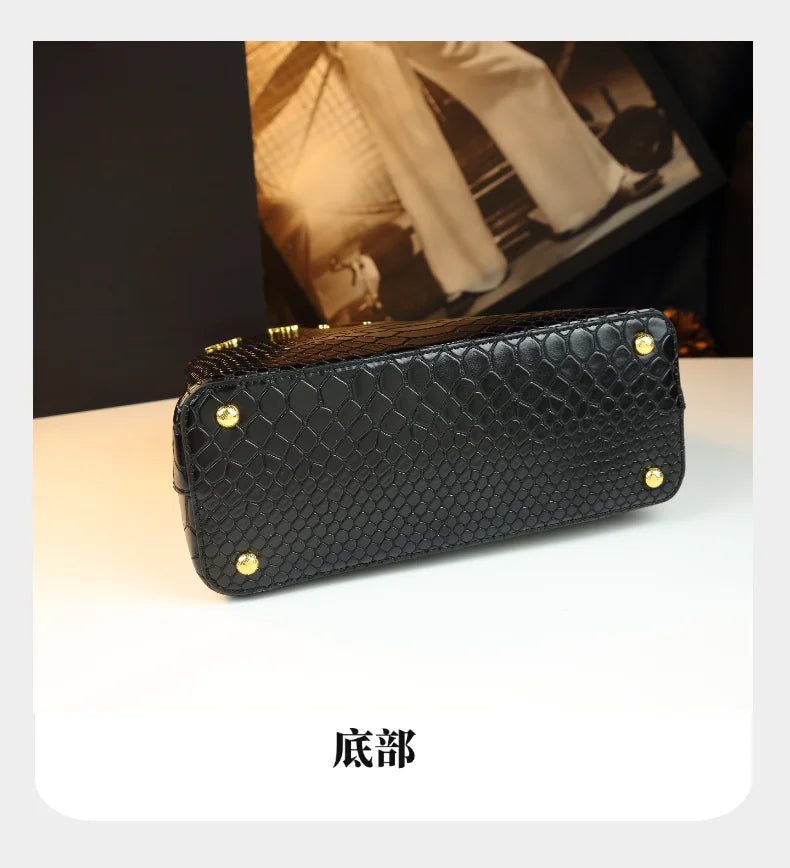 fashionable and versatile handbag with a high-end feel. It's a niche bag for middle-aged moms to carry diagonally
