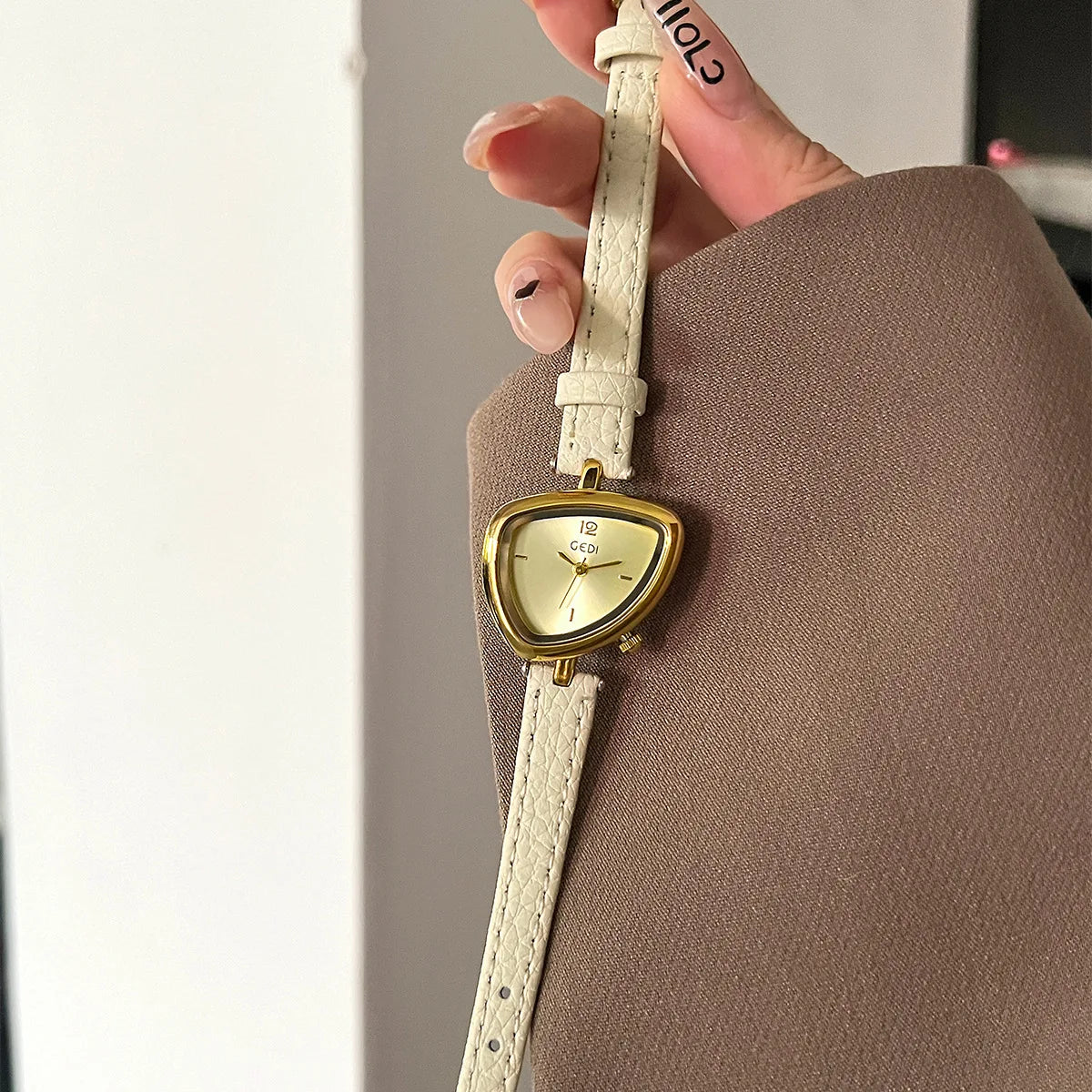 Luxury Design: Unusual Watch with Triangular Fashion and Sophisticated Style Fashionable Quartz Stainless Steel Watch Gift