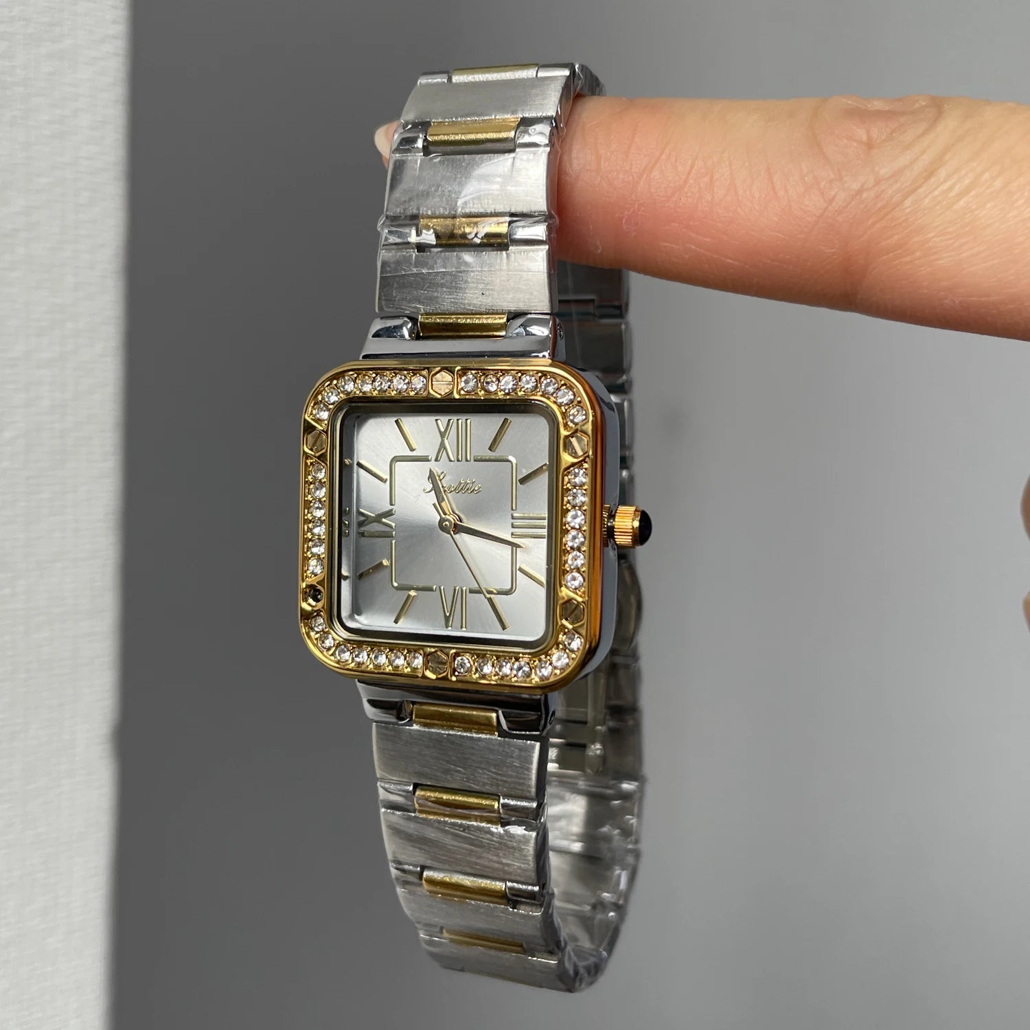 Luxury watch for women 2026 new style fashion high quality female design watch high value silver quartz pointer watch gift