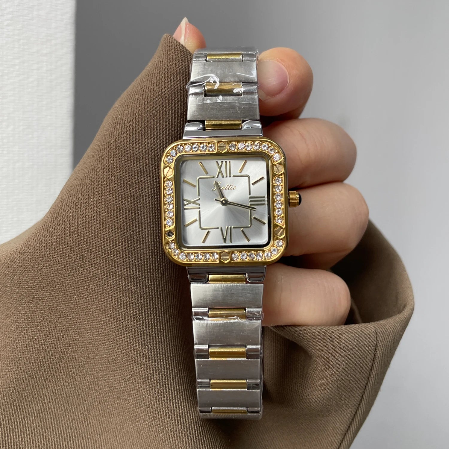 Luxury watch for women 2026 new style fashion high quality female design watch high value silver quartz pointer watch gift