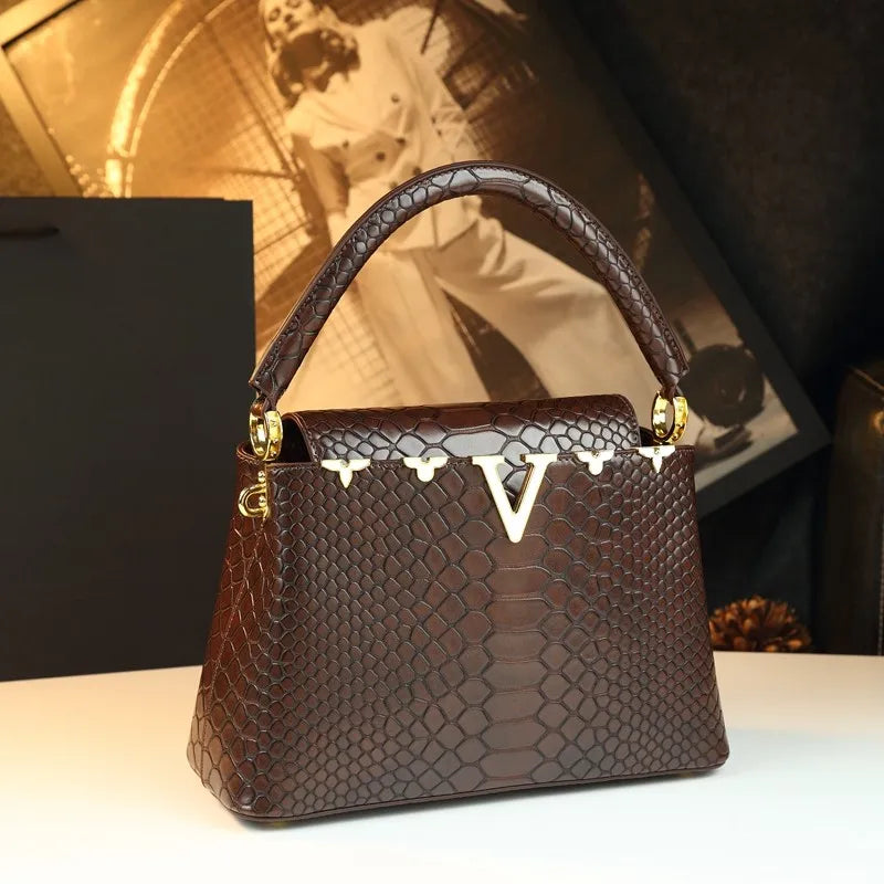 fashionable and versatile handbag with a high-end feel. It's a niche bag for middle-aged moms to carry diagonally