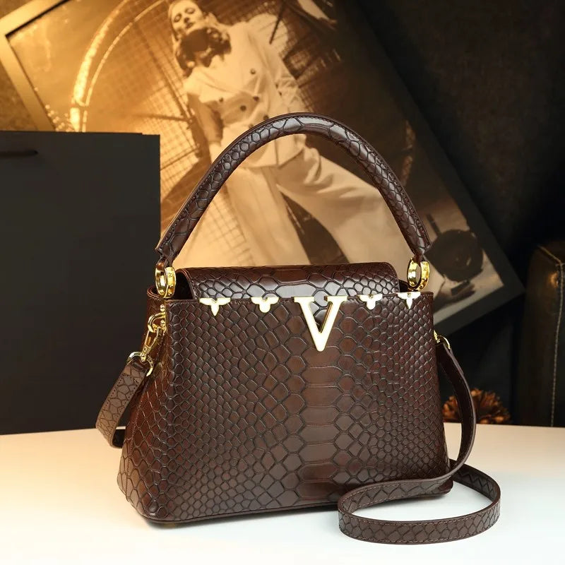 fashionable and versatile handbag with a high-end feel. It's a niche bag for middle-aged moms to carry diagonally